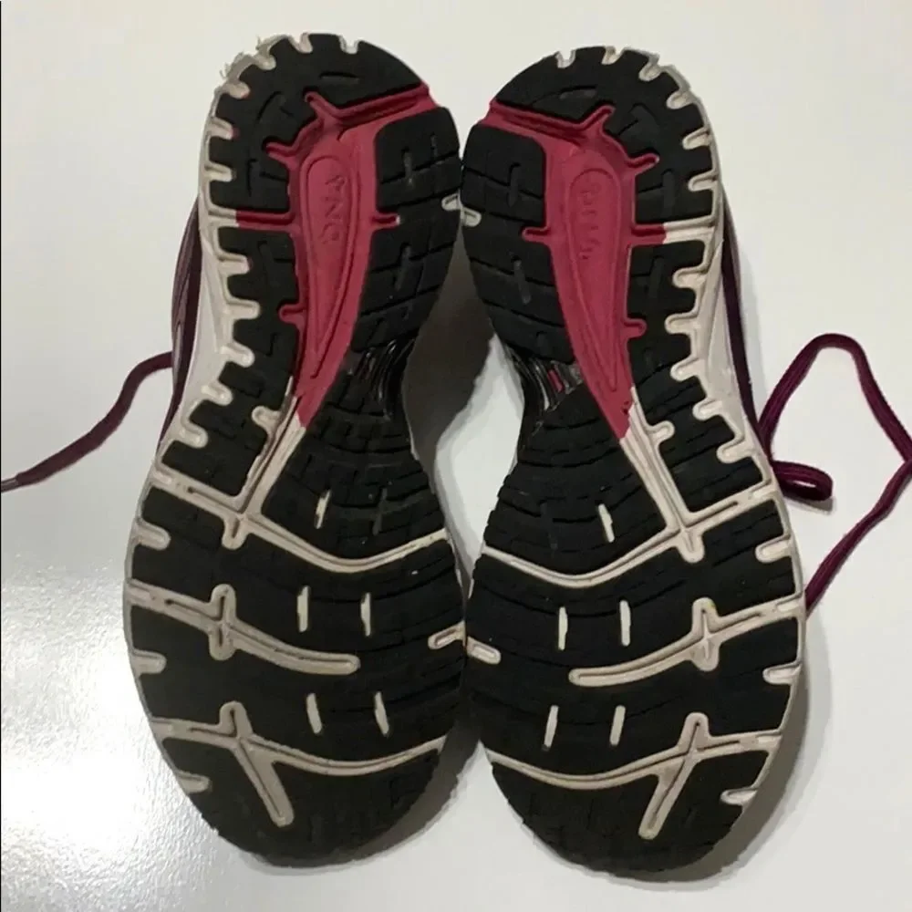 Brooks Women’s Adrenaline GTS 18 Sneakers Size 9